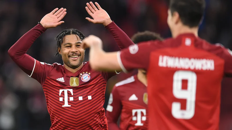 Fotografija: Serge Gnabry in Robert Lewandowski sta blestela v Stuttgartu. FOTO: Andreas Gebert/Reuters
