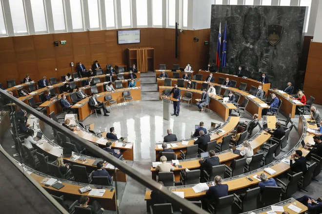 Poslanci bodo danes glasovali o davčni razbremenitvi dela, ki bi z novim letom prinesle višje neto plače. FOTO: Uroš Hočevar/Delo
