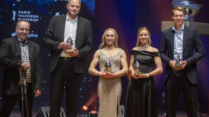 Fotografija: V Cankarjevem domu so s priznanji pozirali (z leve) paralimpijec Franček Gorazd Tiršek, predsednik košarkarske zveze Rašo Nesterović, olimpijska prvakinja Janja Garnbret, smučarska skakalka Nika Križnar in odbojkarski zvezdnik Rok Možič. FOTO: Voranc Vogel/Delo