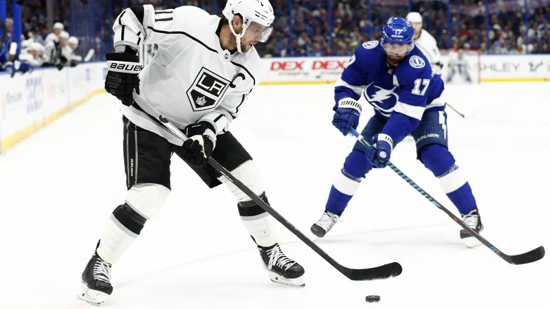 Fotografija: Alex Killorn (desno) poskuša ustaviti Anžeta Kopitarja v zadnji tretjini dvoboja v dvorani Amalie Arena v Tampi. FOTO: Kim Klement/USA Today Sports
