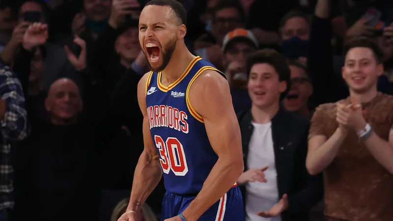 Fotografija: Stephen Curry si je po zadeti trojki dal duška, trener Steve Kerr pa je vzel minuto odmora, ki se je precej zavlekla ... FOTO: Al Bello/AFP
