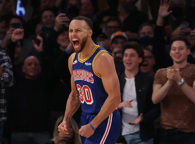 Stephen Curry si je po zadeti trojki dal duška, trener Steve Kerr pa je vzel minuto odmora, ki se je precej zavlekla ... FOTO: Al Bello/AFP
