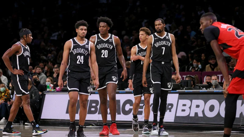 Fotografija: Kevin Durant (št. 7) in soigralci so kljub precejšnjemu kadrovskemu osipu v svoji dvorani premagali Toronto Raptors. FOTO: Brad Penner/USA Today Sports
