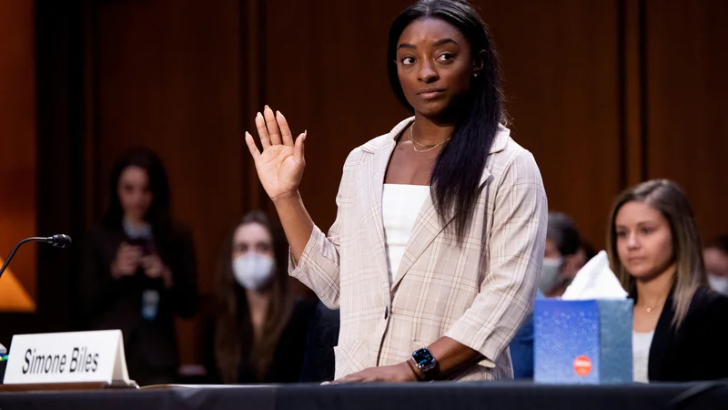 Fotografija: Simone Biles med prisego pred začetkom pričanja 15. septembra v Washingtonu. FOTO: Saul Loeb/Reuters
