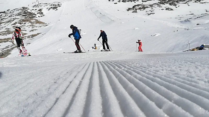 Fotografija: Takšne prizore si je na avstrijskim smučiščih spet mogoče ogledati v živo. FOTO: Mitja Felc/Delo