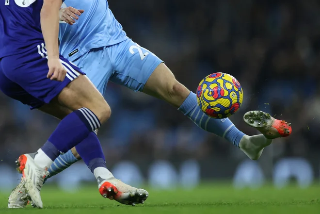 December 2021. Napadalec Manchester Cityja Bernardo Silva je izgubil kopačko v akciji z Jamiejem Shackletonom iz Leeds Uniteda na stadionu Etihad. FOTO: Carl Recine/Reuters