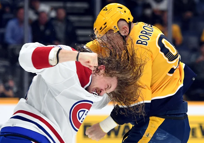 December 2021. Levo krilo Montreal Canadiensov Michael Pezzetta in branilec Nashville Predators Mark Borowiecki sta se stepla v drugi tretjini tekme NHL v Bridgestone Areni. FOTO: Christopher Hanewinckel/Usa Today