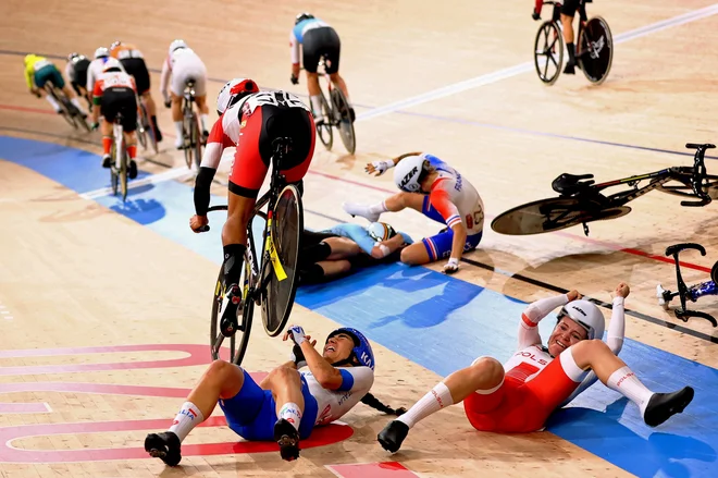 Avgust 2021. Na OI v Tokiu je na hitrostni kolesarski dirki na velodromu Izu po padcu, Eliso Balsamo iz Italije dobesedno prevozila Ebtissam Zayed Ahmed iz Egipta. FOTO: Matthew Childs/Reuters