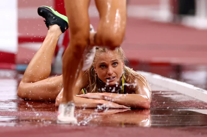 Avgust 2021. Padec Avstralke Genevieve Gregson v finalu teka na 3000 metrov na OI v Tokiu. FOTO: Andrew Boyers/Reuters