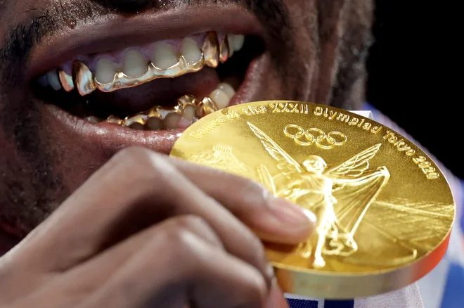 Avgust 2021. Portret dobitnika zlate olimpijske medalje Julia Cesarja La Cruz iz Kube, ko pozira pozira po podelitvi medalj. FOTO: Ueslei Marcelino/Reuters