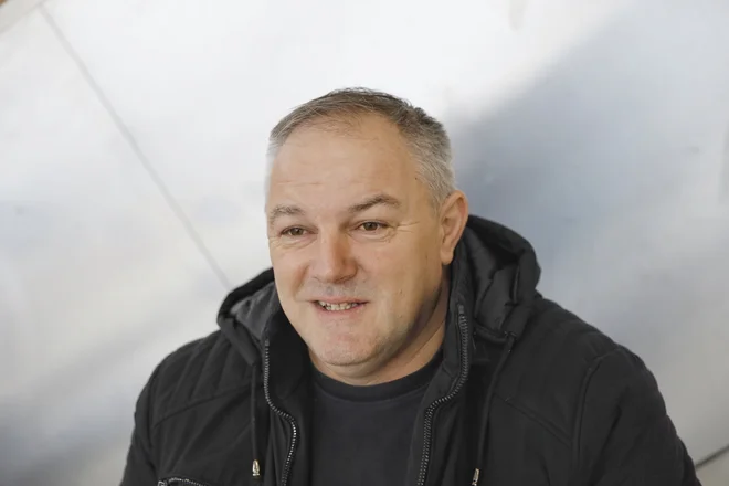Spasoje Kulaga iz veteranskega združenja Pravipožar se je povezal z nekdanjimi vojnimi nasprotniki, da bi naredil konec sovražnemu govoru, ker nočejo, da bi tudi njihovi otroci umirali v vojnah. FOTO: Jože Suhadolnik/Delo
