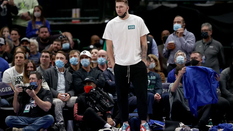 Fotografija: Luka Dončić bo po petih letih čakanja septembra 2022 z reprezentančnimi kolegi vendarle lahko začel z obrambo naslova evropskih prvakov. FOTO: Tom Pennington/AFP