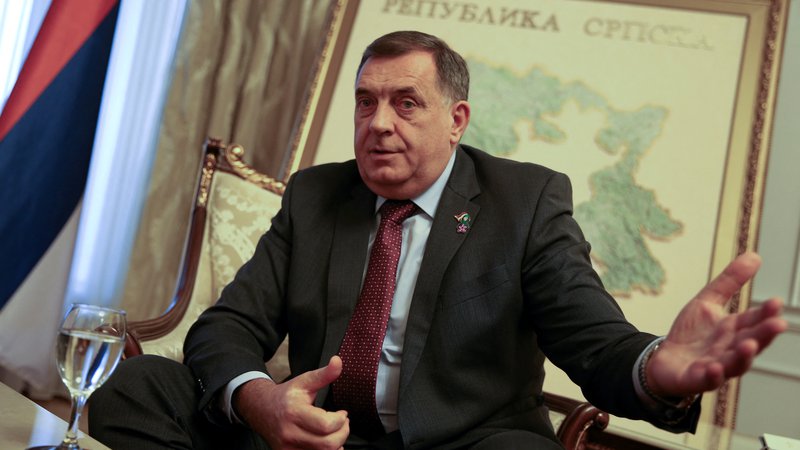 Fotografija: Vrstijo se pozivi k sankcijam proti Miloradu Dodiku, a zdi se, da prvega med Srbi v BiH te grožnje ne ganejo pretirano. FOTO: Reuters
