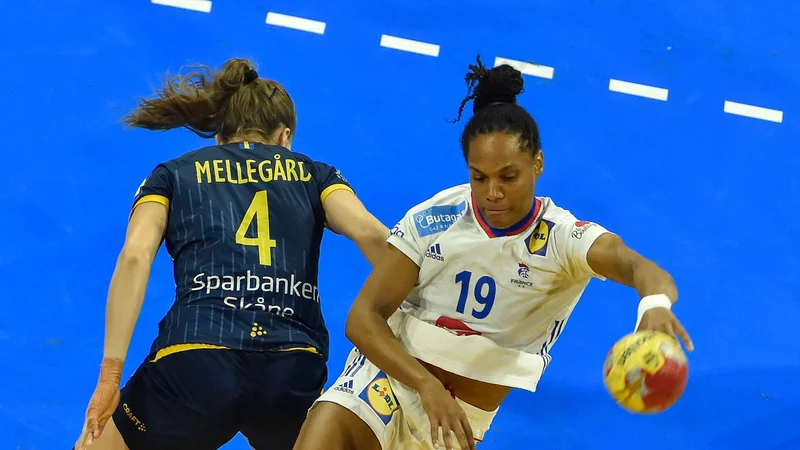 Fotografija: Oceane Sercien Ugolin (z žogo) je k zmagi Francozinj nad Švedinjami prispevela tri gole. FOTO: Pau Barrena/AFP