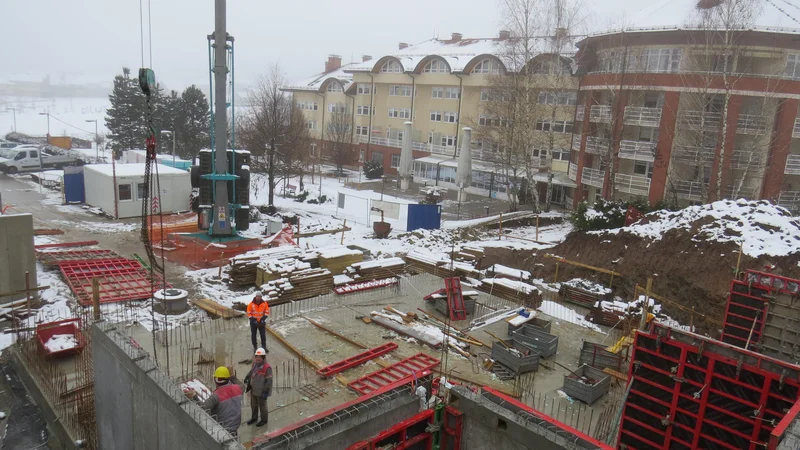 Fotografija: Gradnja enote za dnevno varstvo kljub snegu in mrazu poteka nemoteno. FOTO: Bojan Rajšek/Delo
