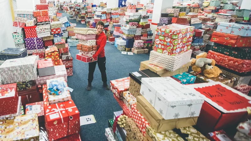 Fotografija: Božiček za en dan že osmo leto gostuje v BTC. Za njim stoji Savina Goličnik, ki ravno tako potrebuje lepo četico škratov, da ga vsak december izpeljejo. FOTO: Grega Valančič