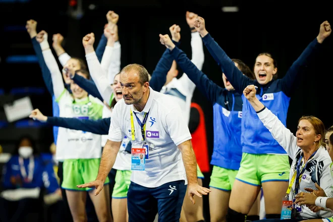 Dragan Adžić se je s Slovenkami iz Španije vrnil z mešanimi občutki. Foto Jozo Čabraja/Kolektiff
