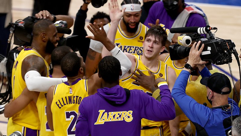 Fotografija: Košarkarji moštva Los Angeles Lakers so se takole veselili zmage v Dallasu. FOTO: Tom Pennington/AFP
