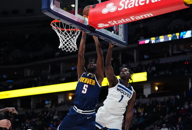 Anthony Edwards (desno) je k zmagi Minnesote v Denverju prispeval kar 38 točk. FOTO: Ron Chenoy/Usa Today Sports
