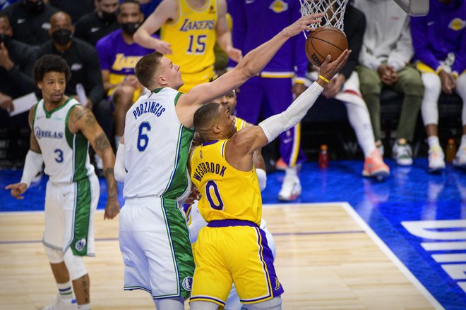 Kristaps Porzingis (s št. 6) je vpisal že osmi dvojni dvojček v tej sezoni lige NBA. FOTO: Jerome Miron/Usa Today Sports
