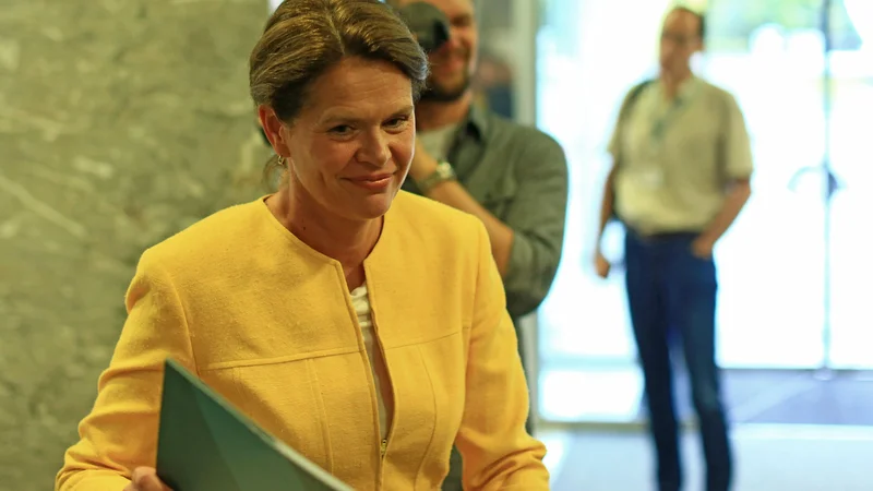Fotografija: Alenka Bratušek morebitnih drugih prestopov v SAB ni potrdila, a tudi ovrgla ne. »Ko bo, če bo, boste pravočasno obveščeni,« je glede tega povedala novinarjem. FOTO: Tomi Lombar/Delo
