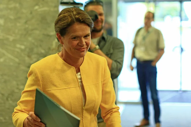 Alenka Bratušek morebitnih drugih prestopov v SAB ni potrdila, a tudi ovrgla ne.&nbsp;&raquo;Ko bo, če bo, boste pravočasno obveščeni,&laquo; je glede tega povedala novinarjem. FOTO: Tomi Lombar/Delo
