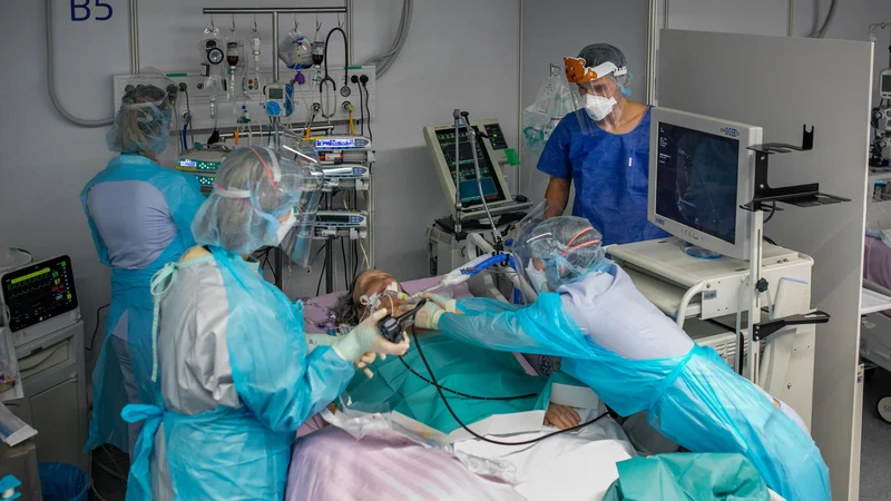 Fotografija: Potrebno se je vzdržati ukrepov, ki bi sicer utegnili prispevati k učinkovitejšemu reševanju s covidom-19 povezanih problemov, v slovenski družbi pa ne bi zmanjševali njene epidemijske razdvojenosti, ampak poglabljali obstoječe in odpirali nove izzive, menijo v Komisiji. FOTO: Voranc Vogel/Delo