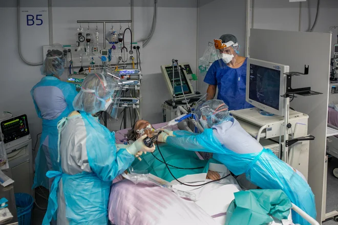 Potrebno se je vzdržati ukrepov, ki bi sicer utegnili prispevati k učinkovitejšemu reševanju s covidom-19 povezanih problemov, v slovenski družbi pa ne bi zmanjševali njene epidemijske razdvojenosti, ampak poglabljali obstoječe in odpirali nove izzive, menijo v Komisiji. FOTO: Voranc Vogel/Delo

