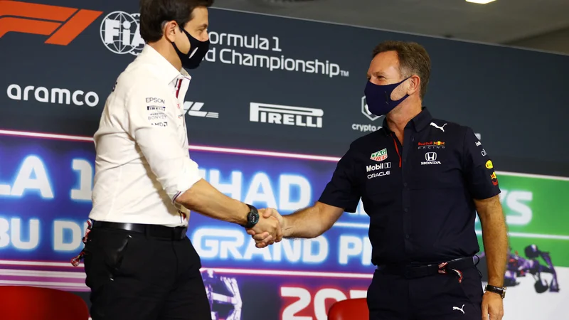 Fotografija: Izvršni direktor Mercedesa Toto Wolff pozdravlja šefa ekipe Red Bull Christiana Hornerja na novinarski konferenci pred dirko v Abu Dabiju. FOTO: FIA/Reuters