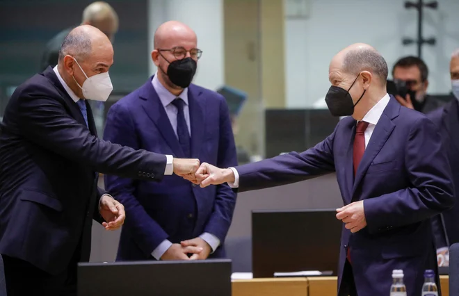 Slovenia's Prime Minister Janez Jansa (L), President of the European Council Charles Michel (C) and Germany's Chancellor Olaf Scholz (R) great each others prior a round table during an European Union Summit with all 27 EU leaders at The European Council Building in Brussels on December 16, 2021. - The lightning spread of Omicron in Europe and elsewhere has added a sense of urgency to an EU summit on December 16, 2021, with leaders struggling to present a united, bloc-wide approach. (Photo by Olivier HOSLET/POOL/AFP) Foto Olivier Hoslet Afp