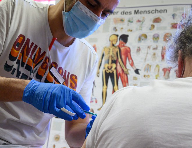 Cepljenje v mobilnem cepilnem centru v Ludwigsburgu. FOTO: Thomas Kienzle/AFP
