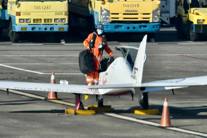 Včeraj je Zara Rutherford pristala v vzhodni Maleziji. FOTO: Sam Yeh/AFP
