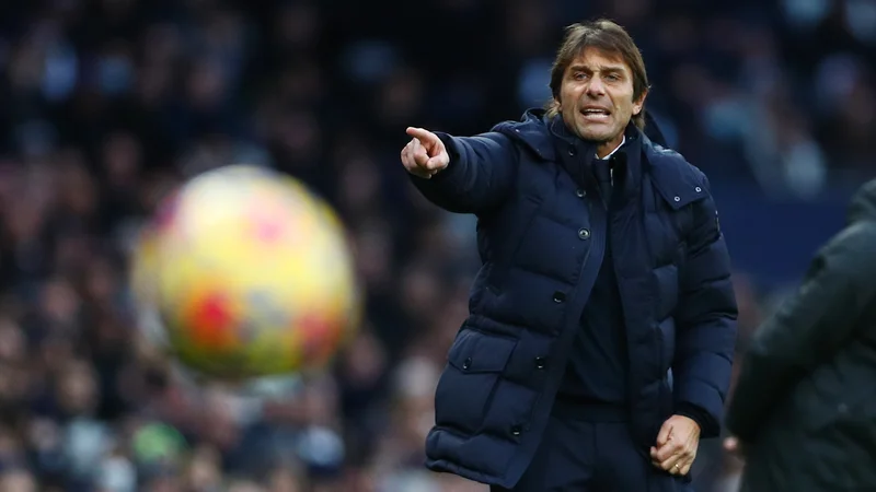 Fotografija: Tottenhamu in trenerju Antoniu Conteju (na fotografiji) jo je po porazu z Muro v Mariboru v premier league zagodlo vreme, zdaj še okužbe z novim koronavirusom. FOTO: Hannah Mckay/Reuters