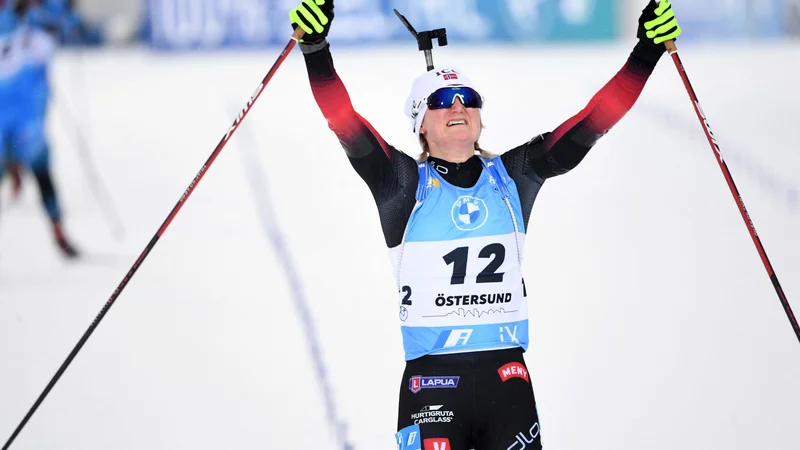 Fotografija: Marte Olsbu Roeiseland (na fotografiji) proslavlja zmago na zasledovanju v Östersundu. FOTO: Fredrik Sandberg/AFP