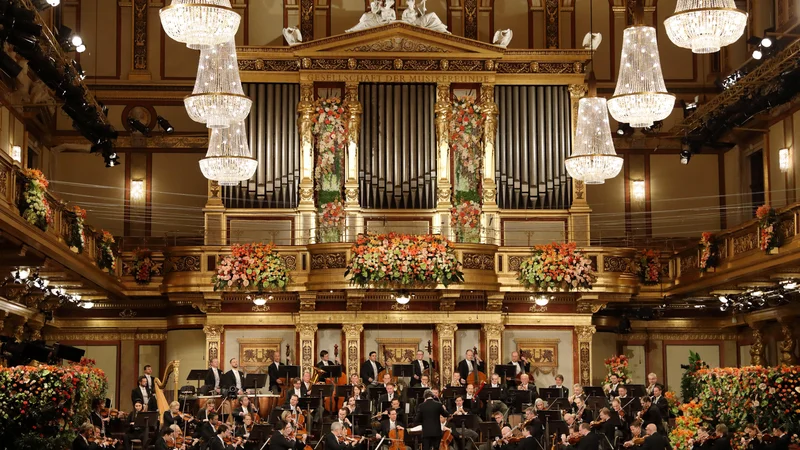 Fotografija: Letos je novoletni koncert vodil italijanski maestro Riccardo Muti, a pred prazno zlato dvorano dunajskega Musikvereina. FOTO: Dieter Nagl/Wiener Philharmoniker