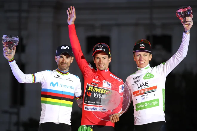 Zmagovalni oder Vuelte 2019: Primož Roglič (v sredini) pred Alejandrom Valverdejem (levo) in Tadejem Pogačarjem. FOTO: Luis Angel Gomez/Photo Gomez Sport
