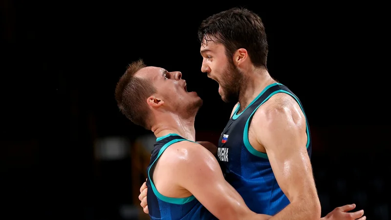 Fotografija: Klemen Prepelič in Mike Tobey med tekmo s Španijo na olimpijskih igrah v Saitami. FOTO: Brian Snyder/Reuters