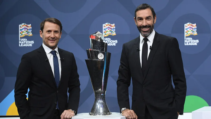Fotografija: Na današnjem žrebanju sta dejavno sodelovala nekdanja asa Gaizka Mendieta iz Španije (levo) in Robert Pires iz Francije. FOTO: AFP