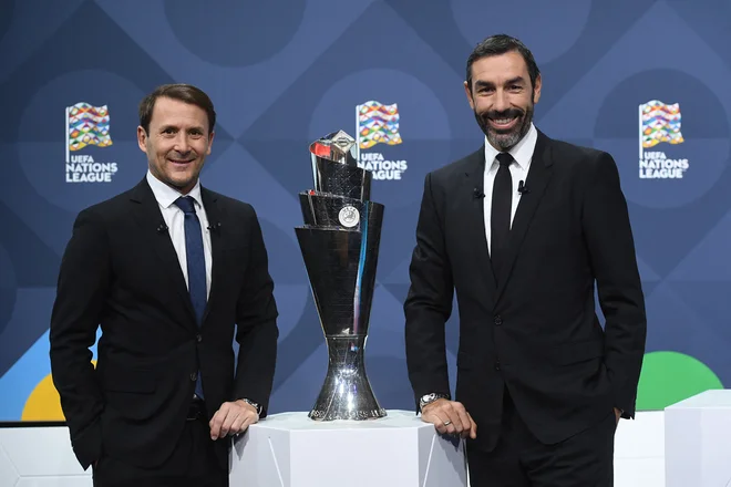 Na današnjem žrebanju sta dejavno sodelovala nekdanja asa Gaizka Mendieta iz Španije (levo) in Robert Pires iz Francije. FOTO: AFP
