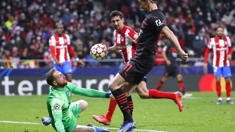 Fotografija: Zlatan Ibrahimović je v ligi prvakov letos enkrat premagal Jana Oblaka (oba na fotografiji) in njegov Atletico Madrid, a zvezdnik Milana še ni zabil gola slovenskemu vratarju. FOTO: Juan Medina/Reuters
