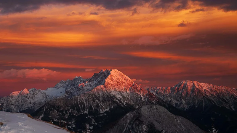 Fotografija: Avtor pravi, da so se alpinisti, letalci in drugi, ki so bili odvisni od drage opreme, ki je pri nas ni bilo, s tihotapljenjem izogibali plačilom carine in hkrati uveljavljali avstrijski izvozni davek, kar je pomenilo dvojni plus. FOTO: Mirko Kunšič