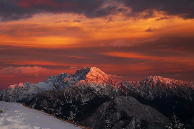 Avtor pravi, da so se alpinisti, letalci in drugi, ki so bili odvisni od drage opreme, ki je pri nas ni bilo, s tihotapljenjem izogibali plačilom carine in hkrati uveljavljali avstrijski izvozni davek, kar je pomenilo dvojni plus. FOTO: Mirko Kunšič
