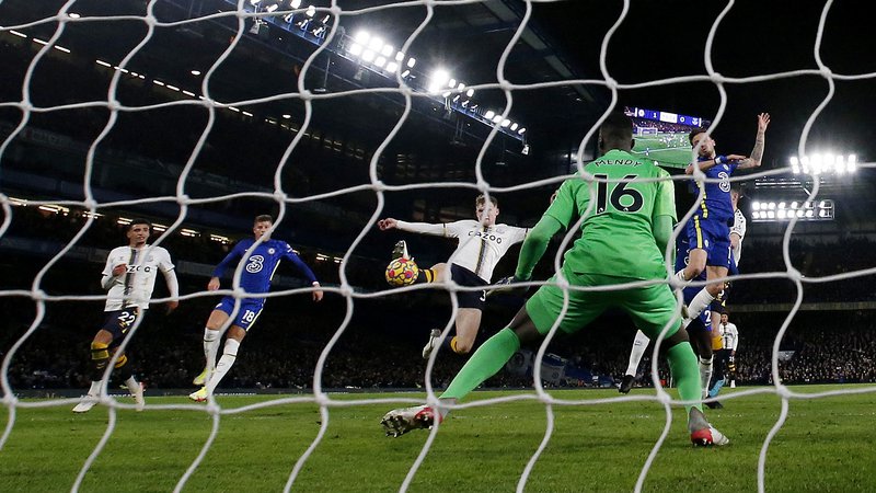 Fotografija: Jarrad Branthwaite je prinesel Evertonu točko na Stamford Bridgeu. FOTO: Peter Cziborra/Reuters
