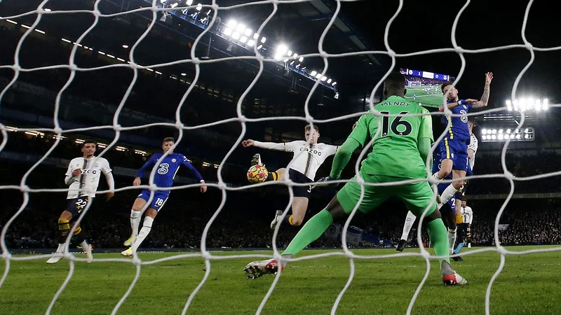 Fotografija: Jarrad Branthwaite je prinesel Evertonu točko na Stamford Bridgeu. FOTO: Peter Cziborra/Reuters