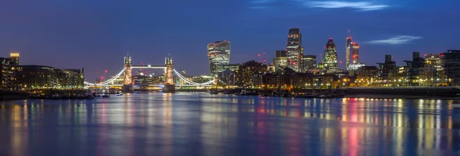London, Velika Britanija 

Britansko glavno mesto z uvrstitvijo na četrto mesto nedvomno preseneča, saj je znano po pogostem dežju, mračnem nebu in kratkih poletjih. In čeprav je deležno manj kot povprečne štiri ure in pol sončne svetlobe na dan, velja za eno najsvetlejših mest, zaradi umetne razsvetljave seveda.
