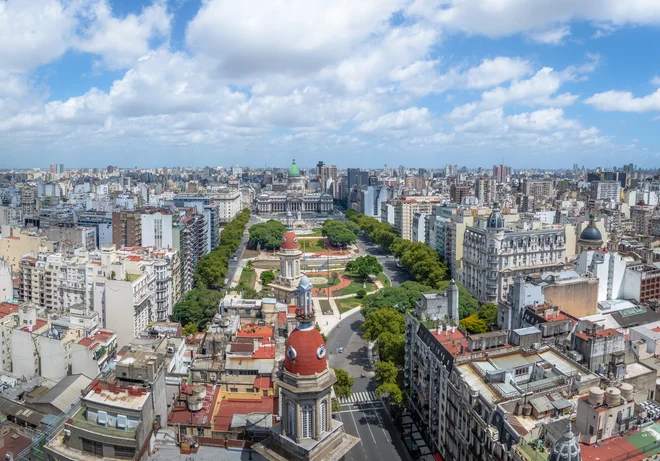 Buenos Aires, Argentina 

Prestolnica južnoameriške države velikanke, tudi prestolnica zrezkov in rdečega vina, zaseda peto mesto najsvetlejših megalopolisov na planetu. Povprečnih sedem ur sončne svetlobe tudi Buenos Aires dopolnjuje z umetno razsvetljavo. Predlani so v argentinskem glavnem mestu prešli na stoodstotno LED ulično razsvetljavo, na območjih za pešce in zelenih površinah so namestili več kot 160.000 sodobnih uličnih svetil.
