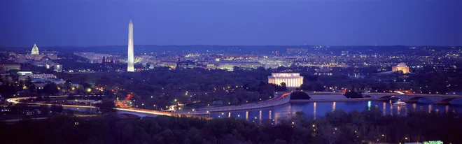 Washington D. C. 

Glavno mesto Združenih držav Amerike zaseda tretje mesto med najsvetlejšimi mega naselbinami na svetu, največ po zaslugi naravne svetlobe, Washington je deležen v povprečju sedem sončnih ur na dan. V umetni svetlobi zaživi zlasti za božič, za svetlobo pa čez leto poskrbi tudi 75.000 uličnih svetilk, s čimer se mesto uvršča na neslavno tretje mesto po svetlobni onesnaženosti.
