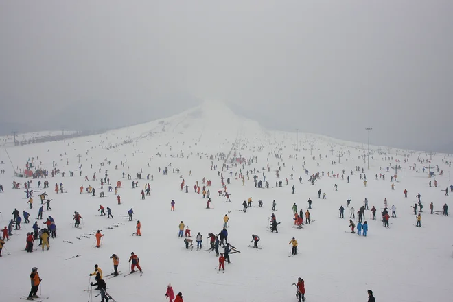 Kitajci so vzljubili zimske športe. Fotografija je nastala na enem od smučišč v bližini Pekinga. FOTO: Shutterstock