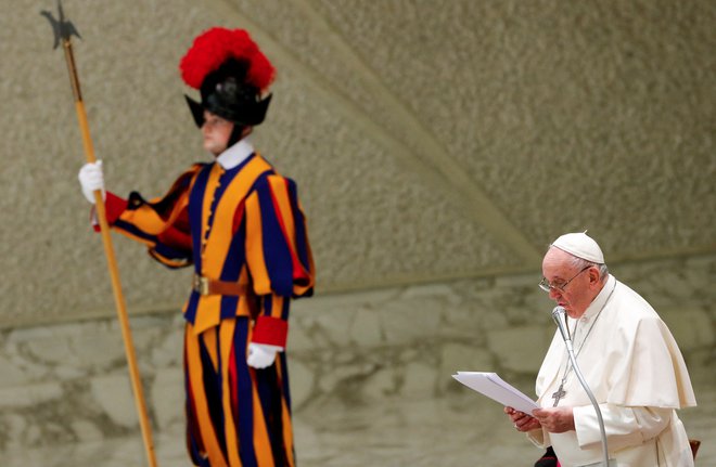 Nikoli pred Frančiškom se ni zgodilo, da bi na papeški prestol dovolili jezuitu, tudi nikomur iz Latinske Amerike ne. FOTO: Remo Casilli/Reuters
