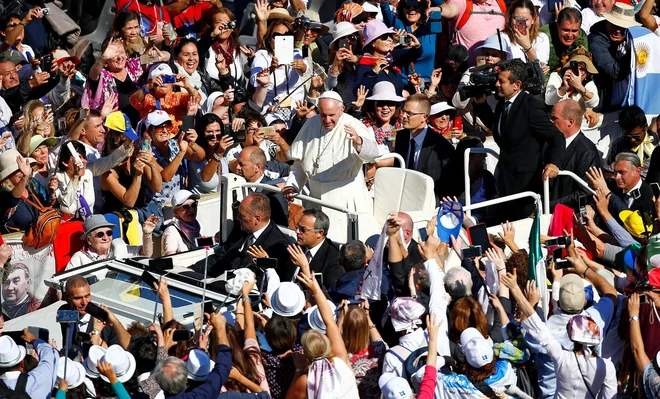 Že pri pozdravu množici na Trgu je bil Bergoglio drugačen od tistih, ki so s pročelja bazilike pozdravljali pred njim. Verniki so bili navdušeni, vzhičeni, prelati za njegovim hrbtom pa so čutili, da se pripravljajo spremembe. FOTO: Tony Gentile/Reuters
